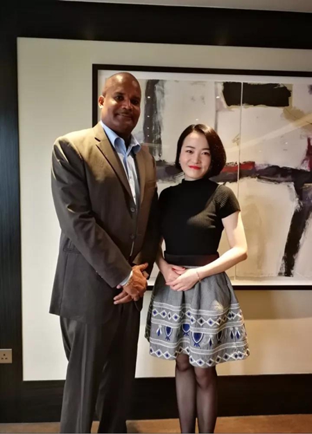 永銘國際項目總監(jiān)Echo與多米尼克移民局長合影 投資移民